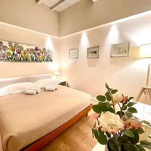 Cozy Santa Maria Novella Uffizi Duomo 2beds-2baths Apartment
